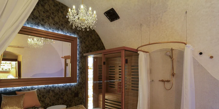 Bylinná koupel, sauna, wellness i čtyřchodová večeře s vínem pro 2 osoby