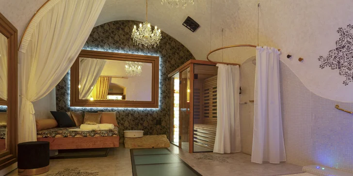 Bylinná koupel, sauna, wellness i čtyřchodová večeře s vínem pro 2 osoby