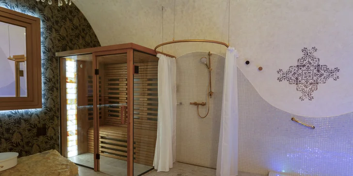 Bylinná koupel, sauna, wellness i čtyřchodová večeře s vínem pro 2 osoby