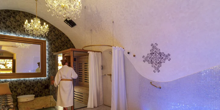 Bylinná koupel, sauna, wellness i čtyřchodová večeře s vínem pro 2 osoby