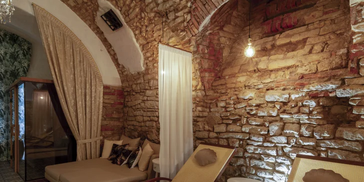 Bylinná koupel, sauna, wellness i čtyřchodová večeře s vínem pro 2 osoby