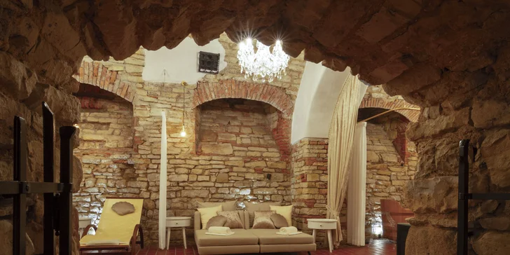 Bylinná koupel, sauna, wellness i čtyřchodová večeře s vínem pro 2 osoby