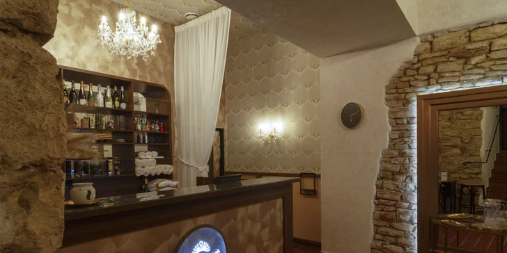 Bylinná koupel, sauna, wellness i čtyřchodová večeře s vínem pro 2 osoby