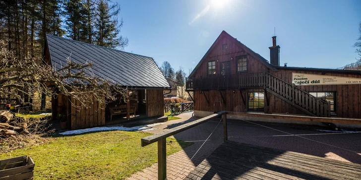 Pobyt na úpatí Jizerek: pro partu i rodinu, snídaně i degustace vín