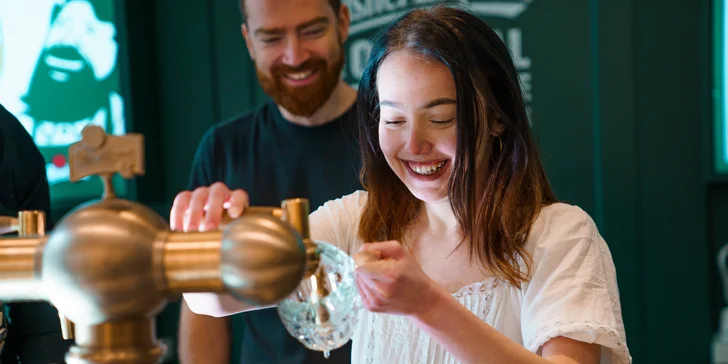 Staňte se mistrem výčepu: škola čepování v Pilsner Urquell Experience v Praze