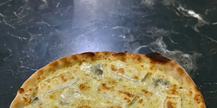 Pizza dle výběru pro 1 i 2 osoby v Pizza Sissi o průměru 32 cm, vč. krabice