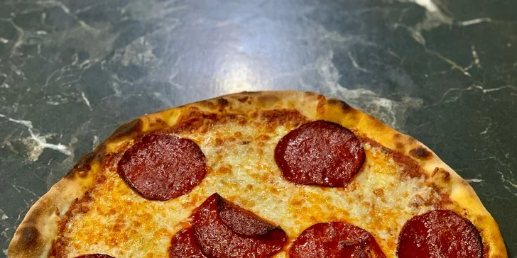 Pizza dle výběru pro 1 i 2 osoby v Pizza Sissi o průměru 32 cm, vč. krabice