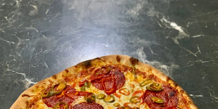 Pizza dle výběru pro 1 i 2 osoby v Pizza Sissi o průměru 32 cm, vč. krabice
