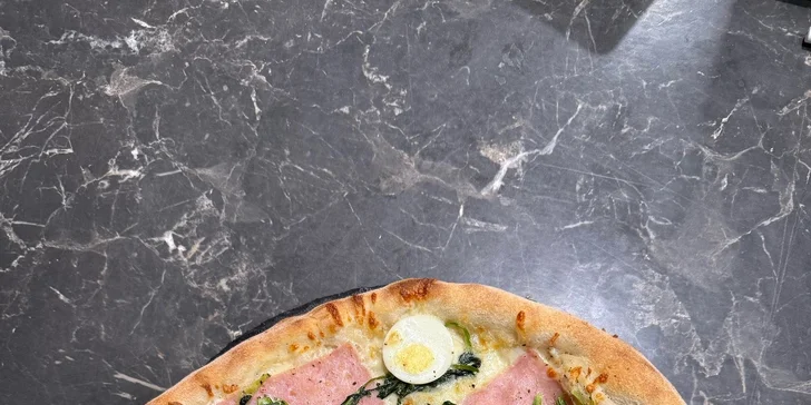 Pizza dle výběru pro 1 i 2 osoby v Pizza Sissi o průměru 32 cm, vč. krabice