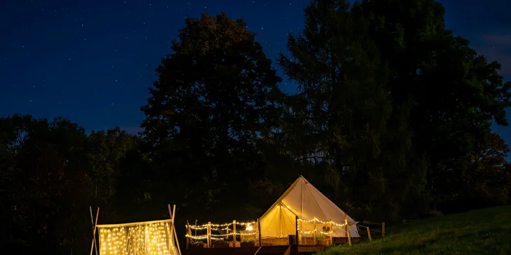 Glamping na pomezí Orlických hor a Králického Sněžníku: moderní stan s terasou, grilem i snídaní