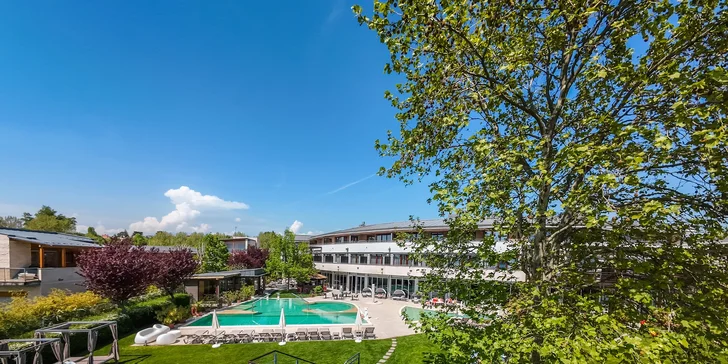 Moderní hotel na břehu Balatonu: polopenze, neomezený wellness i bazény