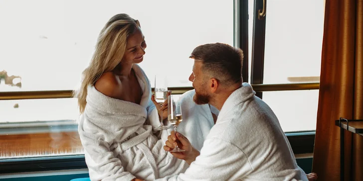 2 hodiny v privátním střešním wellness pro 2 osoby: vířivka s výhledem, sauna i lahev sektu