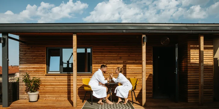 2 hodiny v privátním střešním wellness pro 2 osoby: vířivka s výhledem, sauna i lahev sektu