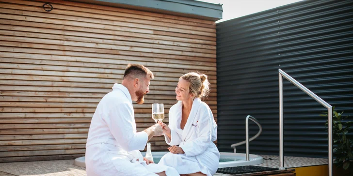 2 hodiny v privátním střešním wellness pro 2 osoby: vířivka s výhledem, sauna i lahev sektu