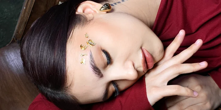 Úprava obočí i celkové líčení: barvení obočí barvou nebo hennou a nude make-up