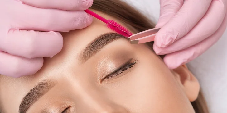 Úprava obočí i celkové líčení: barvení obočí barvou nebo hennou a nude make-up