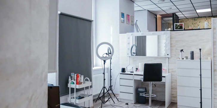 Manikúra a pedikúra i s masáží rukou či nohou, lakováním a modeláží