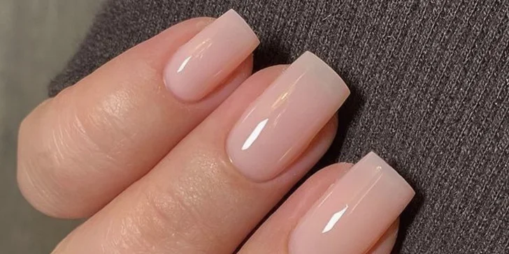 Manikúra a pedikúra i s masáží rukou či nohou, lakováním a modeláží