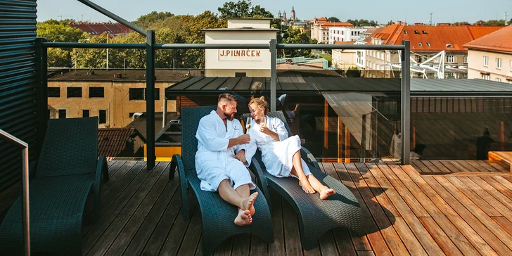 2 hodiny v privátním střešním wellness pro 2 osoby: vířivka s výhledem, sauna i lahev sektu