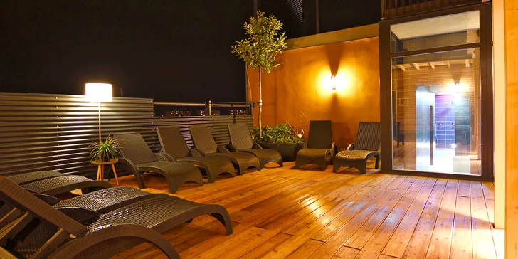 2 hodiny v privátním střešním wellness pro 2 osoby: vířivka s výhledem, sauna i lahev sektu
