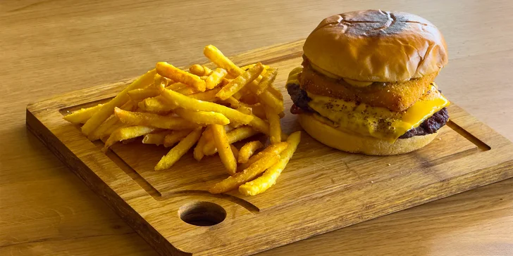 Naložený burger s hovězím i smažákem a hranolky pro 1 nebo 2 osoby