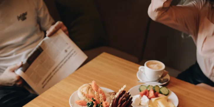 Neomezená snídaně v Holešovicích pro 1 i 2 osoby: ovoce a zelenina, müsli, uzeniny, vajíčka, káva i džusy