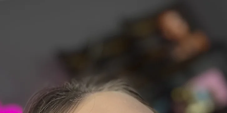 Úprava obočí i celkové líčení: barvení obočí barvou nebo hennou a nude make-up