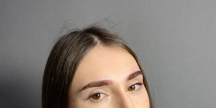 Úprava obočí i celkové líčení: barvení obočí barvou nebo hennou a nude make-up