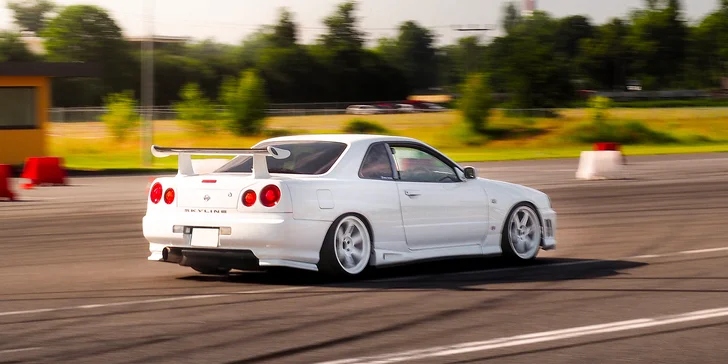 Nissan Skyline R34 nebo Nissan Silvia: jízda za volantem či na sedadle spolujezdce a třeba i driftem