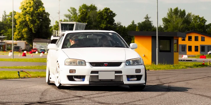 Nissan Skyline R34 nebo Nissan Silvia: jízda za volantem či na sedadle spolujezdce a třeba i driftem