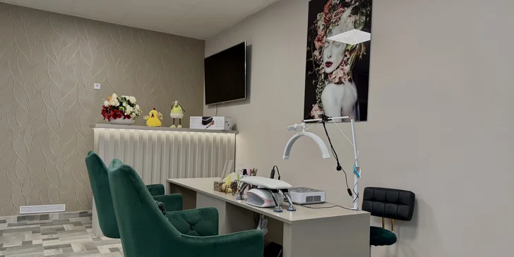 Manikúra či modeláž nehtů, pedikúra i možnost gel laku