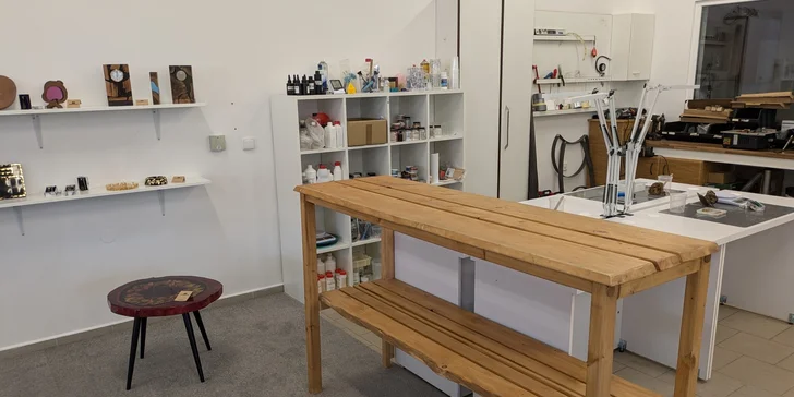 Workshop ze dřeva a pryskyřice podle výběru: hodiny nebo šperky