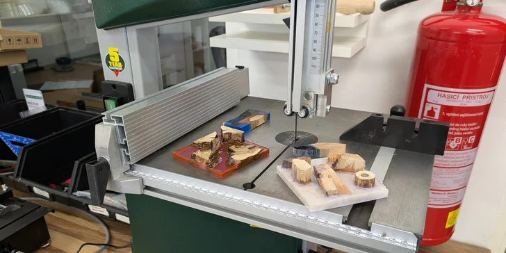 Workshop ze dřeva a pryskyřice podle výběru: hodiny nebo šperky