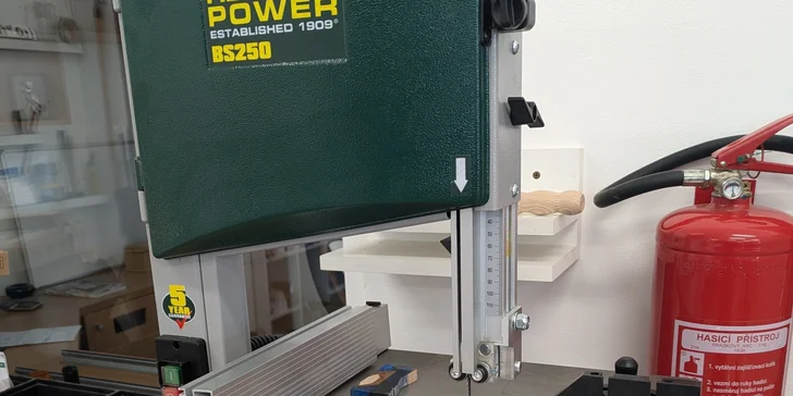 Workshop ze dřeva a pryskyřice podle výběru: hodiny nebo šperky