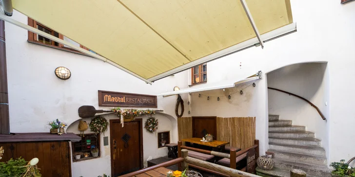 Pohádkový pobyt v Českém Krumlově: malebný penzion na náměstí, snídaně i 10% sleva do restaurace