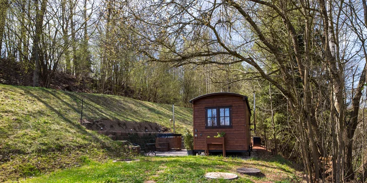 Stylová maringotka v přírodě Trutnova pro pár: kuchyňka, venkovní koupací sud i lokální pivo
