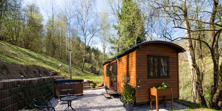 Stylová maringotka v přírodě Trutnova pro pár: kuchyňka, venkovní koupací sud i lokální pivo