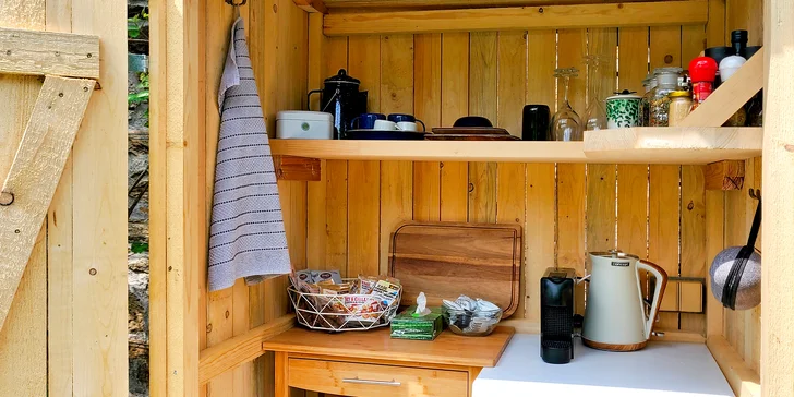 Glamping v západních Čechách: vybavený stan v zahradě vč. venkovní koupelny