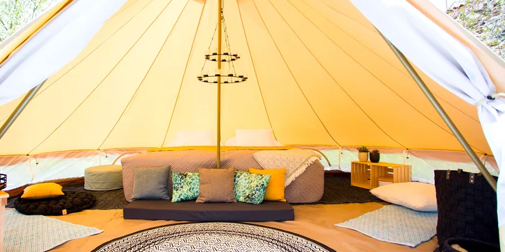 Glamping v západních Čechách: vybavený stan v zahradě vč. venkovní koupelny