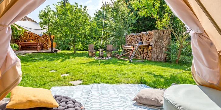 Glamping v západních Čechách: vybavený stan v zahradě vč. venkovní koupelny