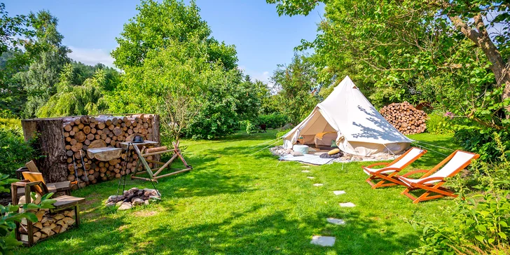 Glamping v západních Čechách: vybavený stan v zahradě vč. venkovní koupelny