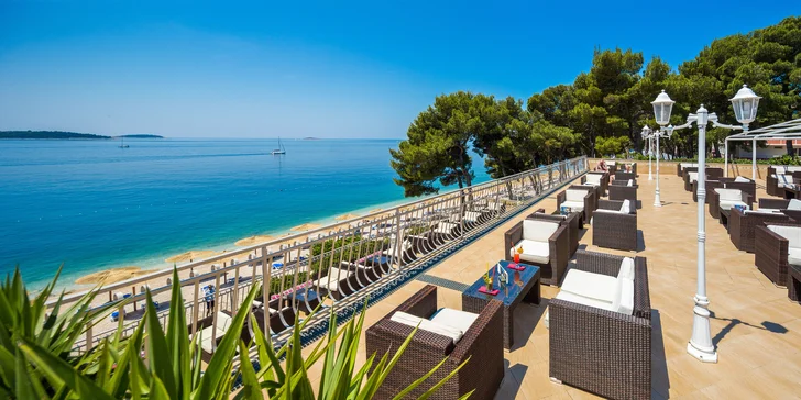Dovolená v Dalmácii: hotel 50 m od pláže se snídaněmi či polopenzí