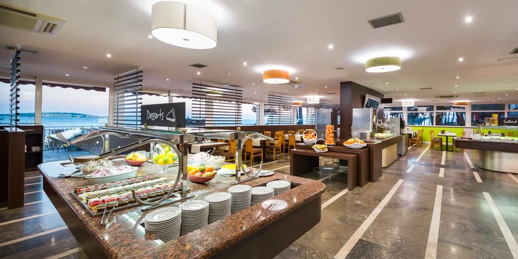 Dovolená v Dalmácii: hotel 50 m od pláže se snídaněmi či polopenzí