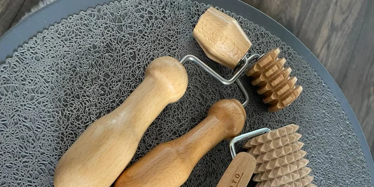Maderoterapie těla či obličeje včetně zábalu nebo relaxační masáže hlavy