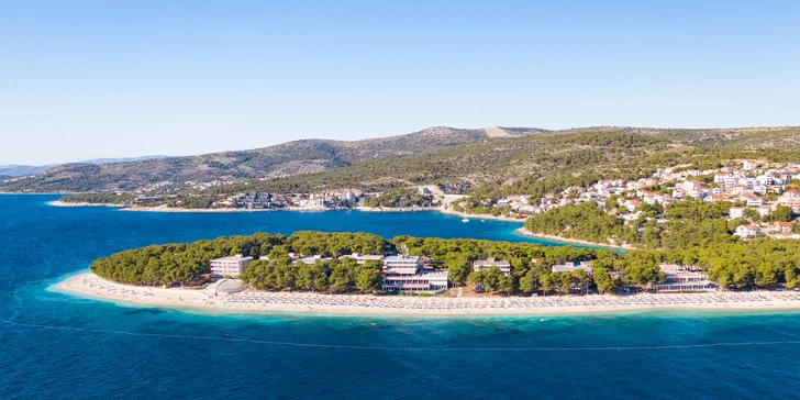 Dovolená v Dalmácii: hotel 50 m od pláže se snídaněmi či polopenzí