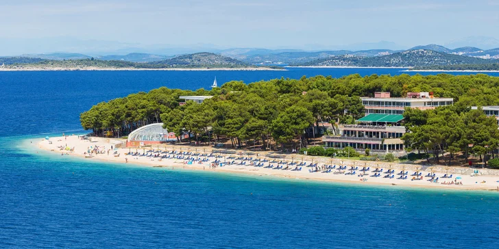 Dovolená v Dalmácii: hotel 50 m od pláže se snídaněmi či polopenzí