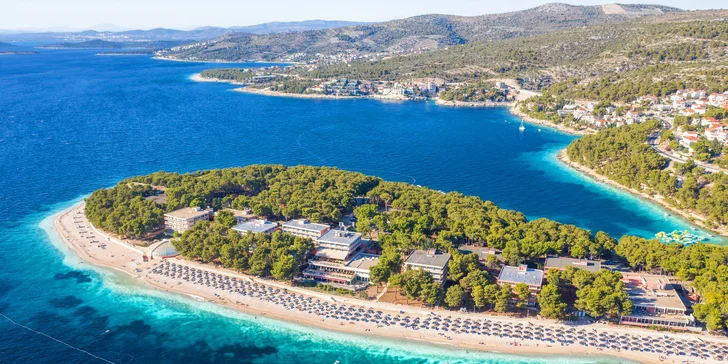 Dovolená v Dalmácii: hotel 50 m od pláže se snídaněmi či polopenzí