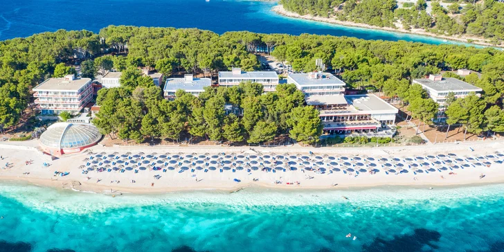 Dovolená v Dalmácii: hotel 50 m od pláže se snídaněmi či polopenzí