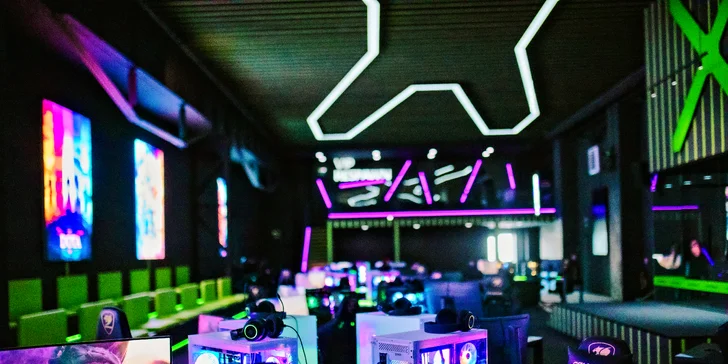 Užijte si 3, 5 nebo 7 hodin hraní či narozeninovou oslavu v gaming aréně, vč. pizzy a nápoje