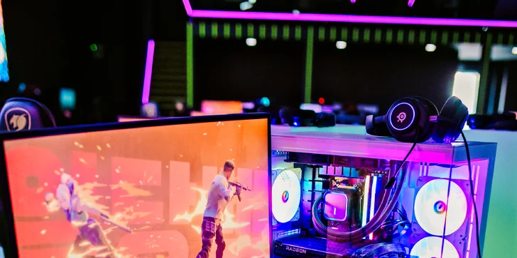 Užijte si 3, 5 nebo 7 hodin hraní či narozeninovou oslavu v gaming aréně, vč. pizzy a nápoje